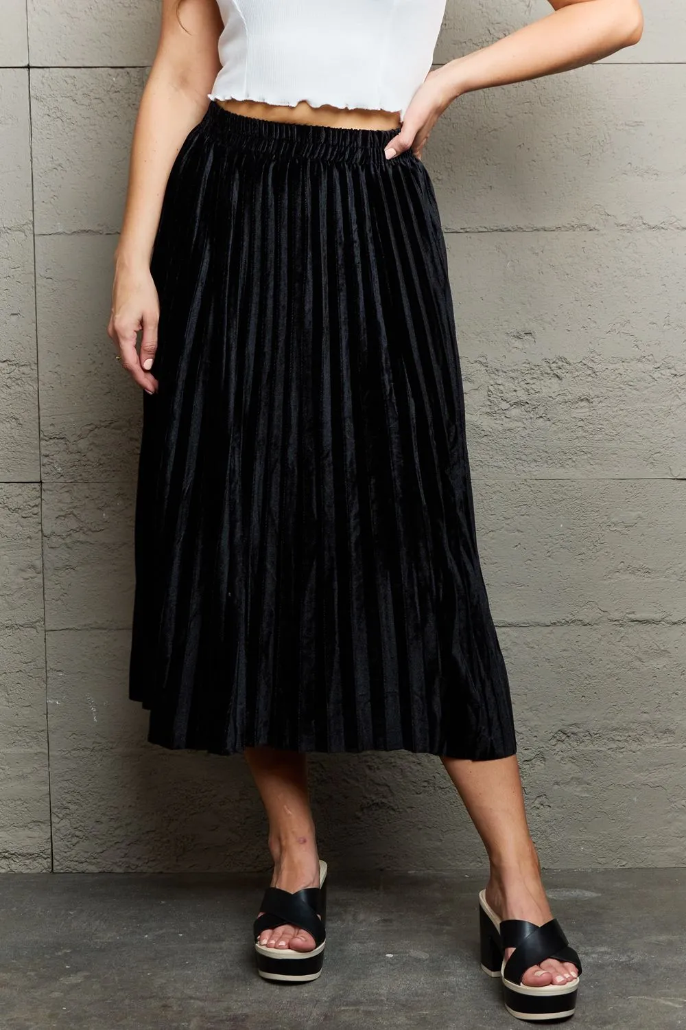 Accordion Pleated Flowy Midi Skirt in Black