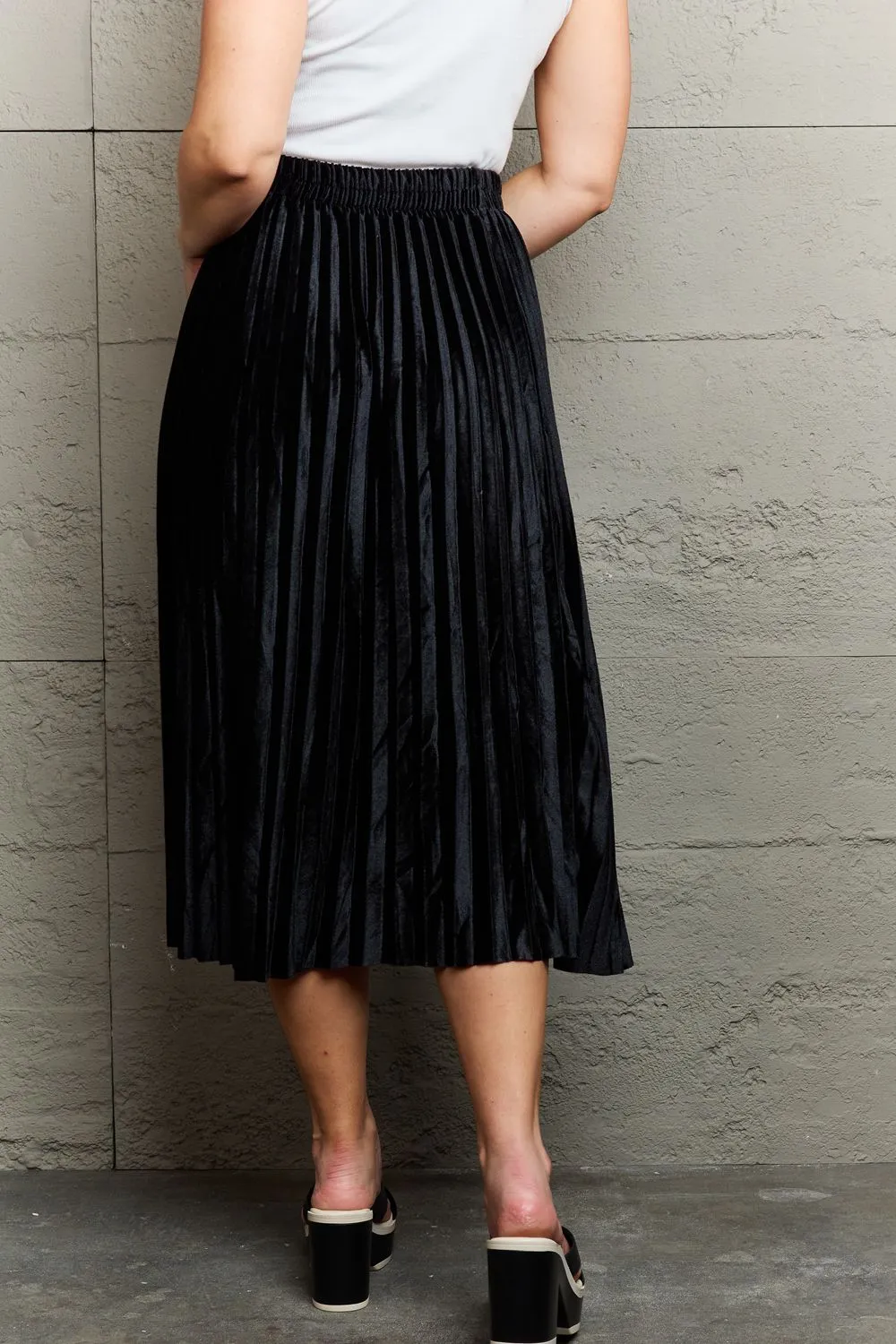 Accordion Pleated Flowy Midi Skirt in Black