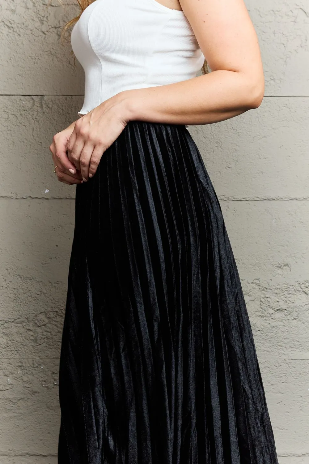 Accordion Pleated Flowy Midi Skirt in Black