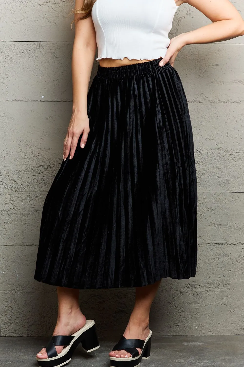 Accordion Pleated Flowy Midi Skirt in Black