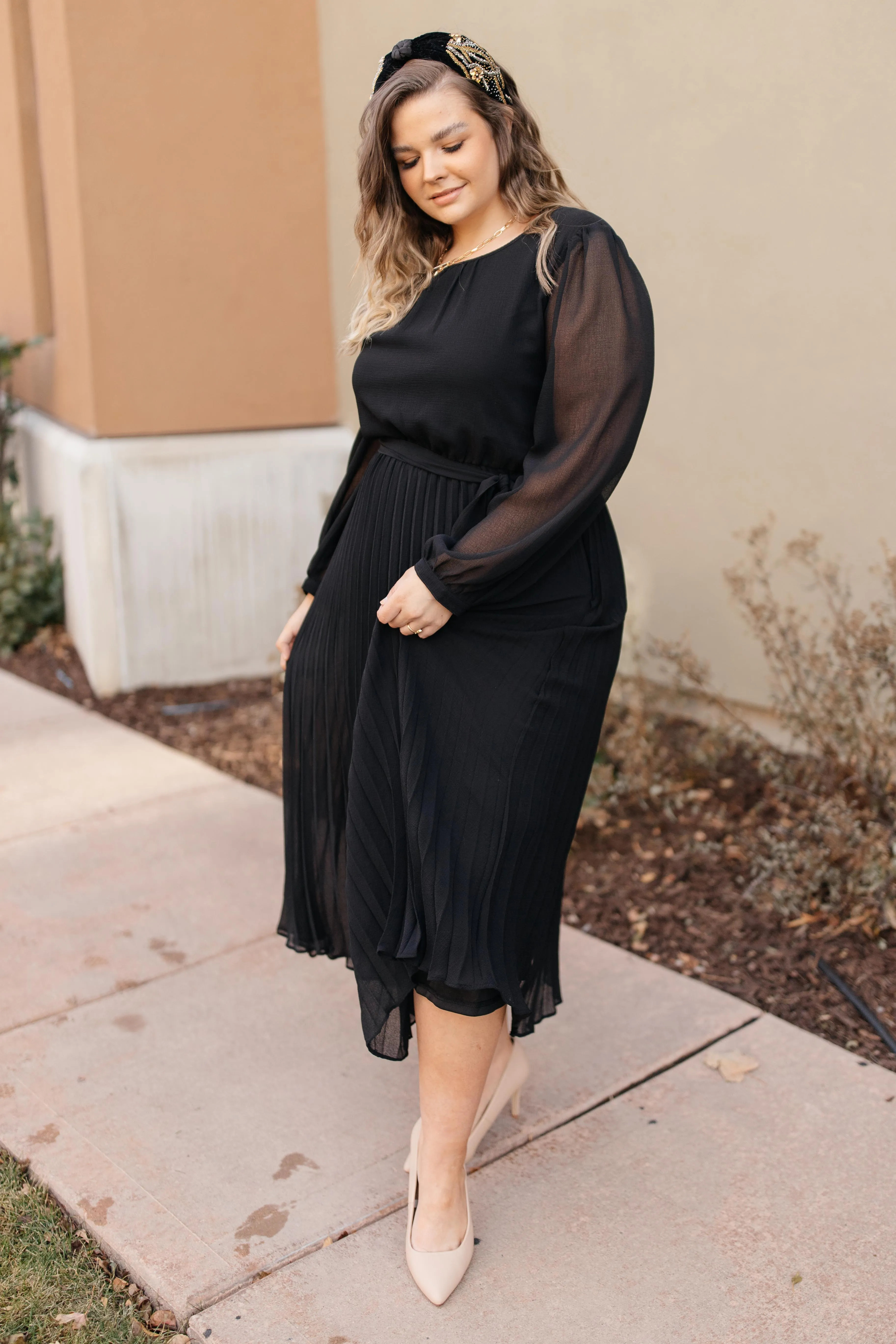 Simple And Pleated Dress in Black